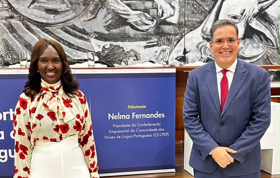 Empresária portuguesa se encanta com exposição do IHGG sobre construção de Brasília