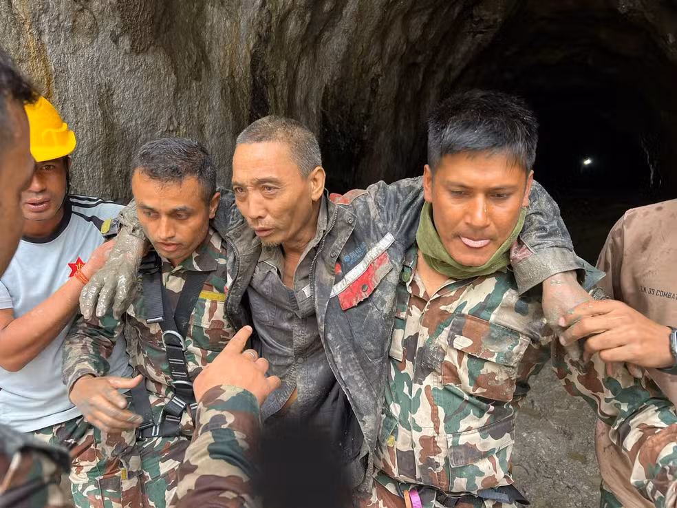 Nepal: trabalhador chinês e uma mulher são resgatados 10 dias após enchentes