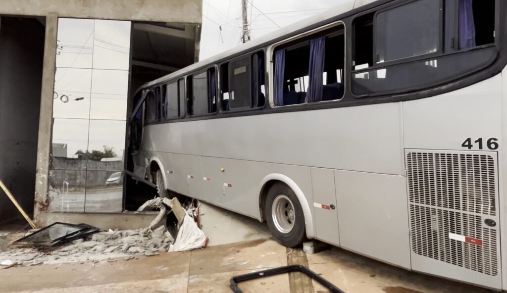 Ônibus com mais de 30 pessoas invade galpão durante a madrugada em Goiânia