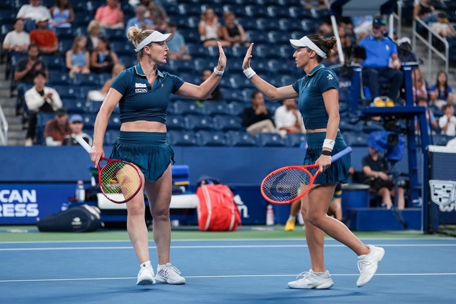Stefani e Dabrowski desperdiçam dois match points, levam a virada e caem na semi do US Open