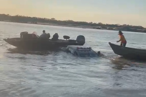 Caminhonete da Marinha escorrega e fica parcialmente submersa no Rio Araguaia