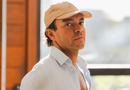Thiago Brava estreia espetáculo de humor em Goiânia e leva aos palcos histórias inéditas da carreira