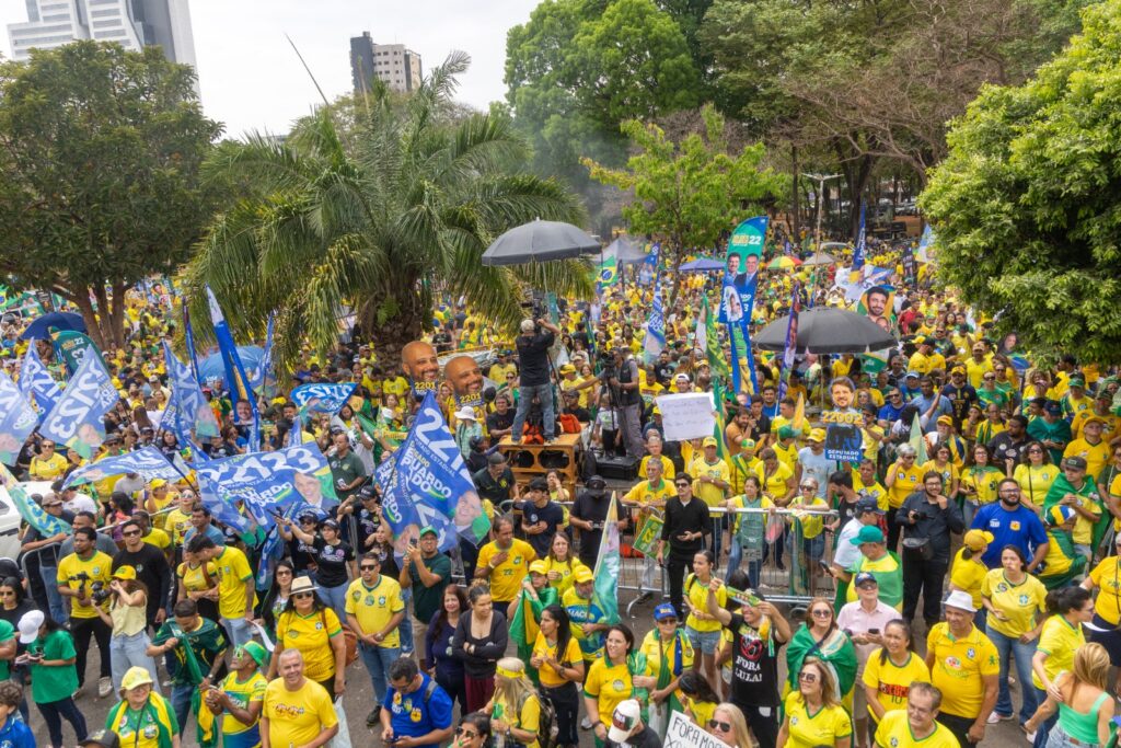 Direita reúne apoiadores na Praça Tamandaré em ato com críticas ao PT e a Alexandre de Moraes