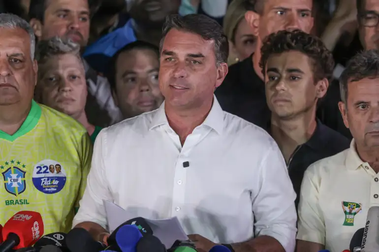 Imprensa internacional repercute saída de Flávio Bolsonaro do Brasil após derrota nas eleições