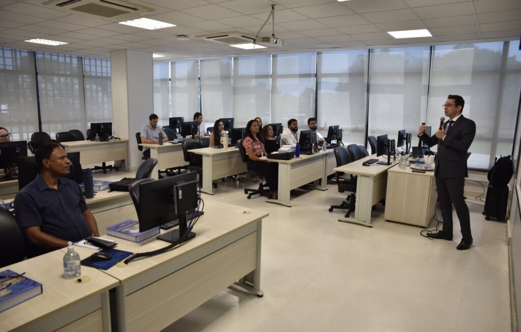 TCE-GO capacita servidores para fiscalizar transição em Goiás