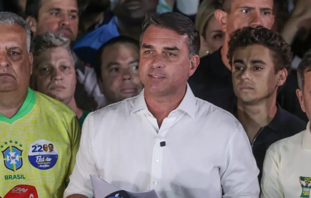 Em carta, Flávio agradece Milei e Trump por apoio para fugir do Brasil