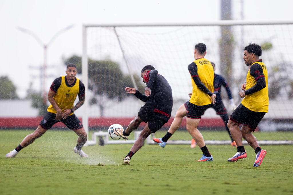 Atlético-GO encara o CRB e mira pelotão do acesso
