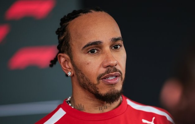 Hamilton recebe advertência e Ferrari é multada por incidente com Bortoleto em treino livre