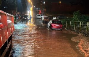 Imagem da notícia: Idoso é resgatado após carro ficar ilhado durante chuva em Jataí