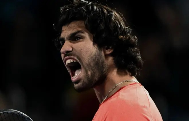 Alcaraz bate Lehecka em final no Japão, fatura bicampeonato do ATP de Tóquio e iguala Sampras