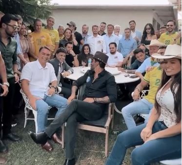 Saiba quais cantores sertanejos declararam apoio a Flávio Bolsonaro durante encontro em Goiás