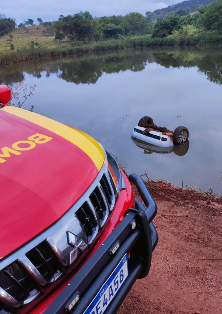 Homem de 65 anos morre após carro cair em represa em Morrinhos (foto: CBMGO)
