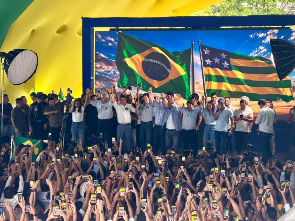 Flávio Bolsonaro chega a evento em Goiânia para receber apoio de Caiado e Daniel
