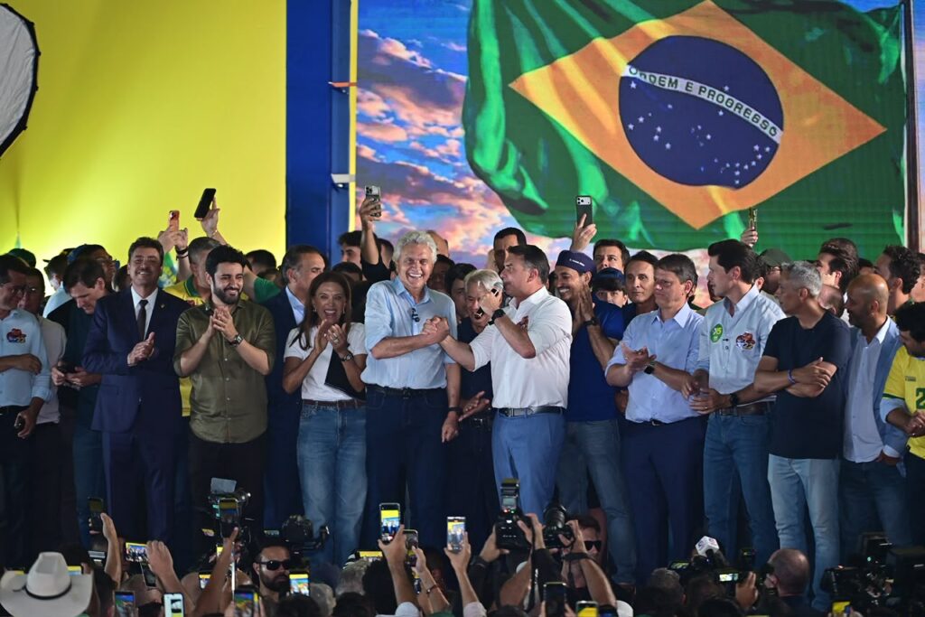 Flávio Bolsonaro evita comentar 'Caiado ministro', mas diz haver convergência