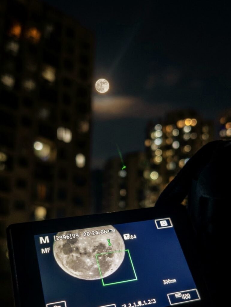 Lua gibosa minguante ilumina o céu de Goiânia nesta terça-feira (27/10) (foto: Leo Iran)