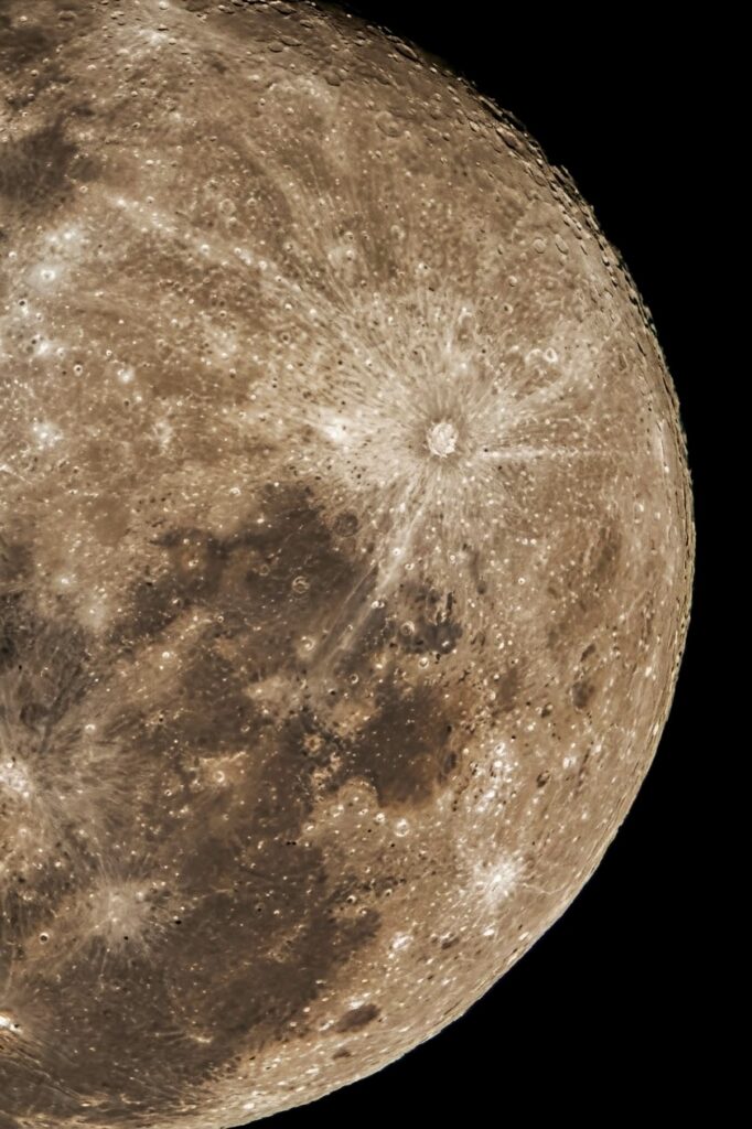 Lua gibosa minguante ilumina o céu de Goiânia nesta terça-feira (27/10) (foto: Leo Iran)