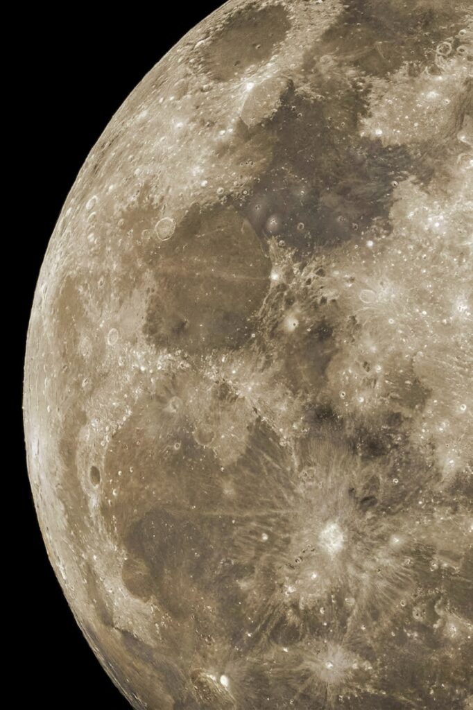 Lua gibosa minguante ilumina o céu de Goiânia nesta terça-feira (27/10) (foto: Leo Iran)
