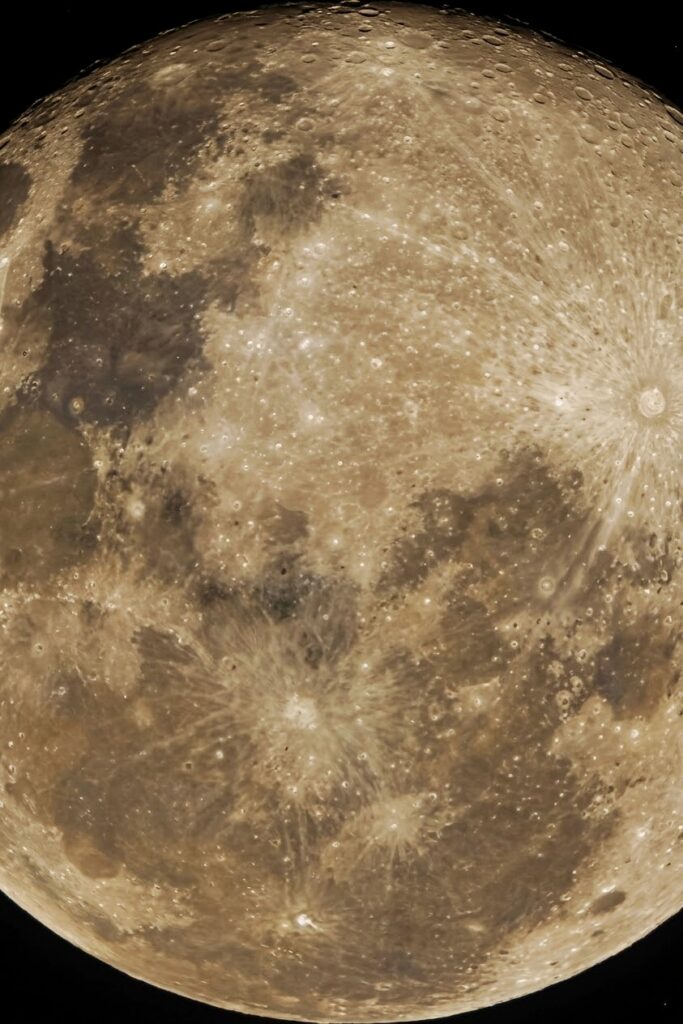 Lua gibosa minguante ilumina o céu de Goiânia nesta terça-feira (27/10) (foto: Leo Iran)