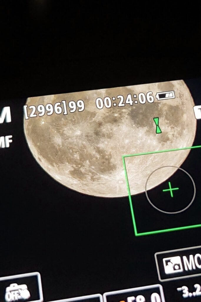 Lua gibosa minguante ilumina o céu de Goiânia nesta terça-feira (27/10) (foto: Leo Iran)