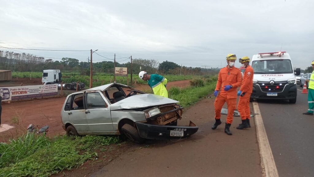 Capotamento na BR-060 deixa jovem morto e homem ferido em Rio Verde (Foto: CBMGO)