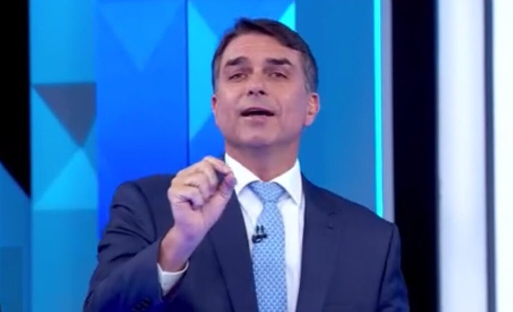 “Não adianta nada o salário mínimo de R$ 1,6 mil se você dá com uma mão e tira com os nove dedos”, diz Flávio (foto: reprodução)