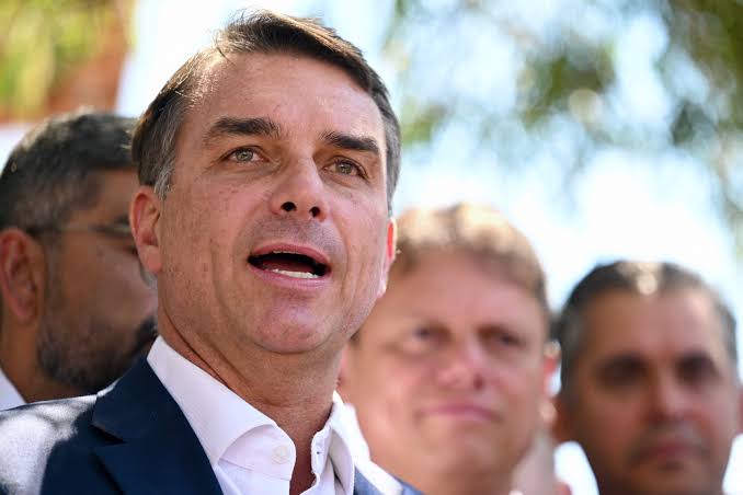 Flávio Bolsonaro faz apelo por novos votos e reafirma que receberá faixa presidencial do pai