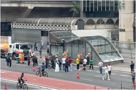 Funcionários limpam estação de metrô pichada em ato pró-Lula na Paulista