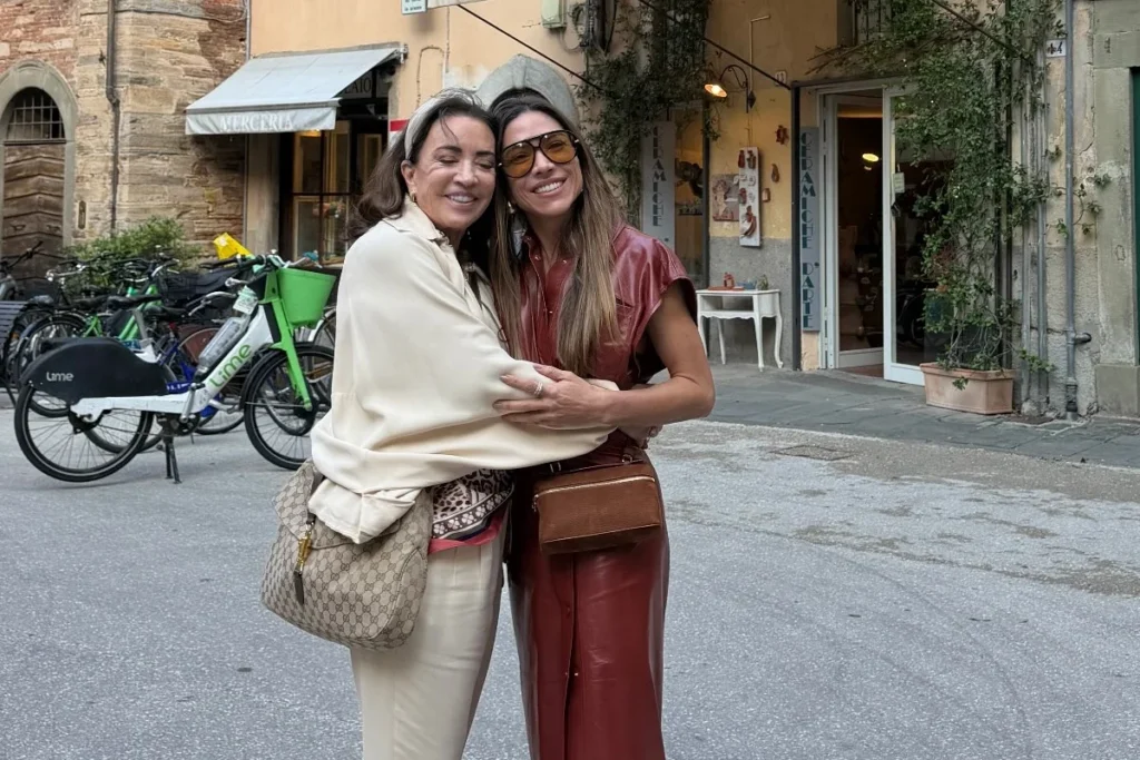 Patrícia Abravanel surge sem aliança em viagem com mãe e filhos