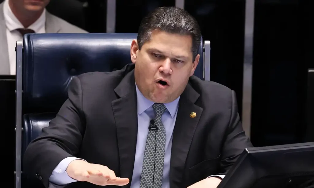 Alcolumbre vai promulgar fim da escala 6x1 nesta sexta (16/10) (foto: Agência Brasil)