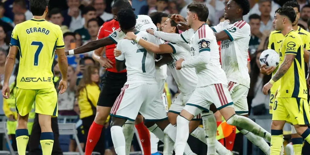 Vini Jr. é flagrado por câmeras empurrando funcionário após expulsão pelo Real Madrid (foto: reprodução x)